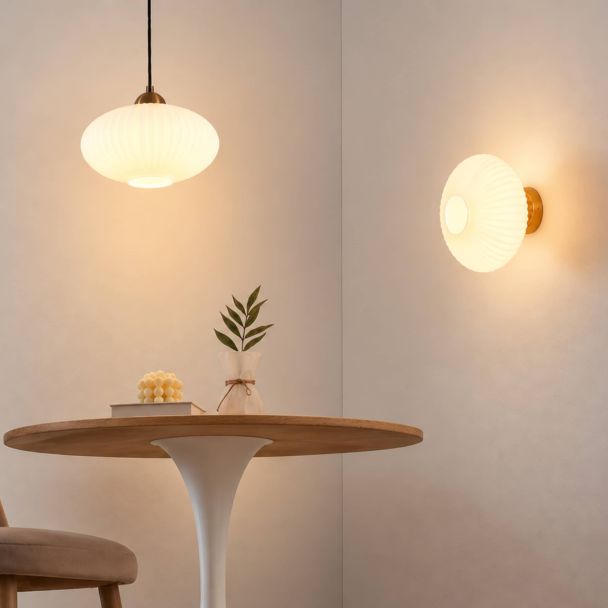 Suspension moderne dorée verre opal strié - Ambrine