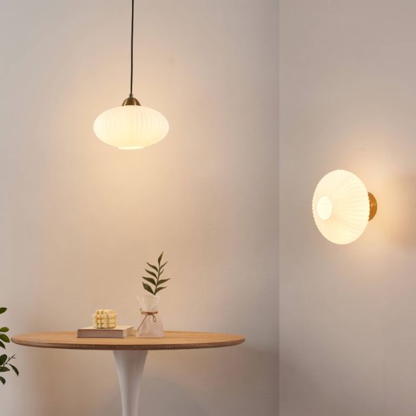 Suspension moderne dorée verre opal strié - Ambrine
