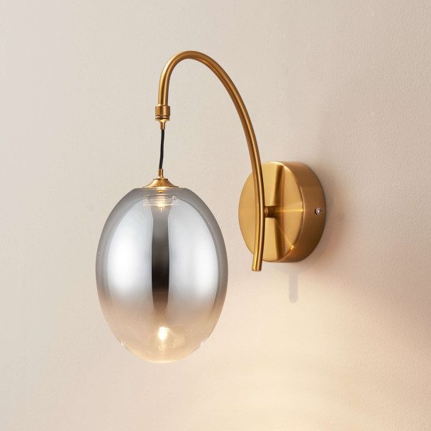 Applique dorée LED en arc avec globe ovale...